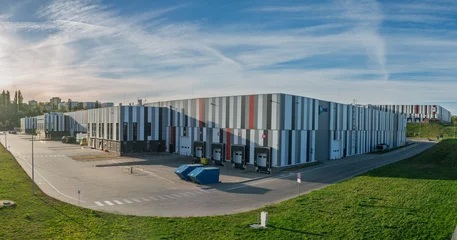 Moderne Logistikhallen mit Laderampen