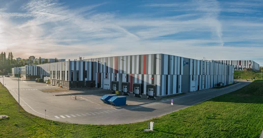 Moderne Logistikhallen mit Laderampen